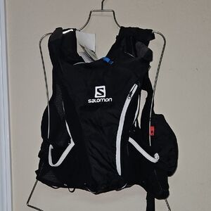 NWT- Salomon Skin Pro 10+3 Set Hydration Pack, Black/White Vest